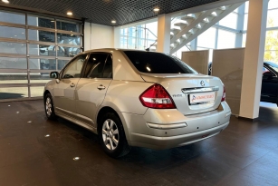 NISSAN TIIDA