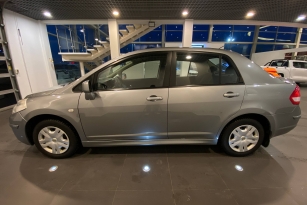 NISSAN TIIDA