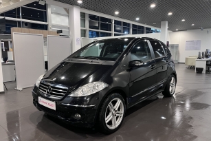 MERCEDES-BENZ A200