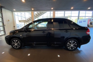 NISSAN TIIDA