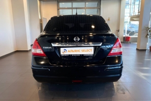 NISSAN TIIDA
