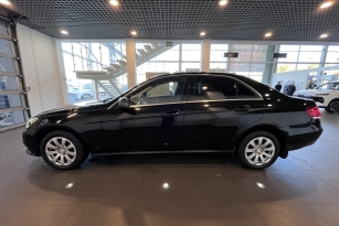 MERCEDES-BENZ E200