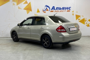 NISSAN TIIDA