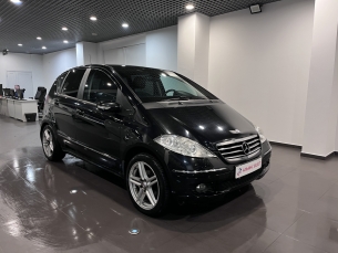 MERCEDES-BENZ A200