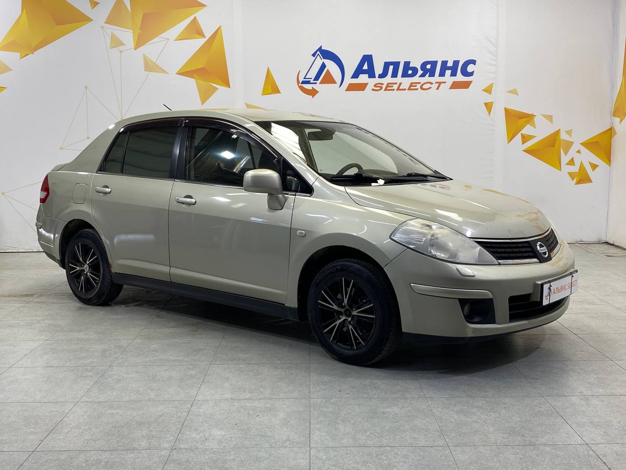 NISSAN TIIDA