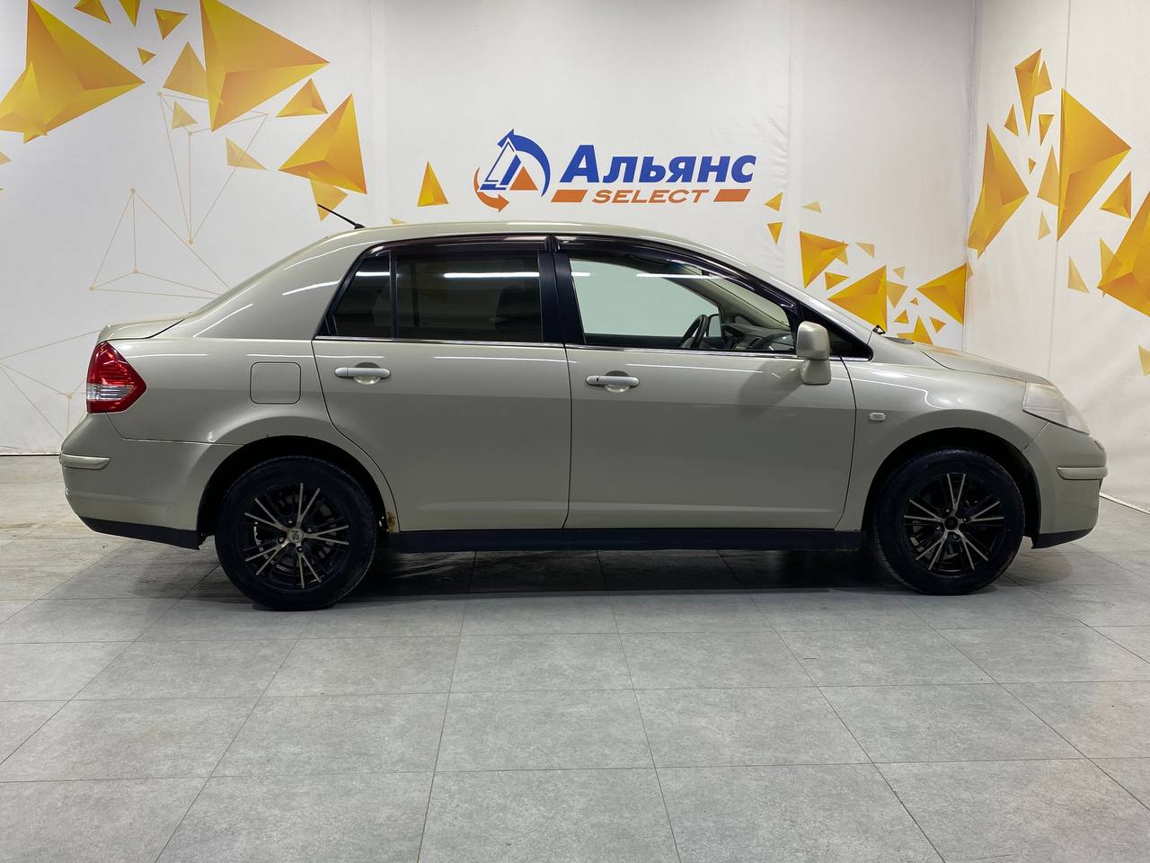 NISSAN TIIDA