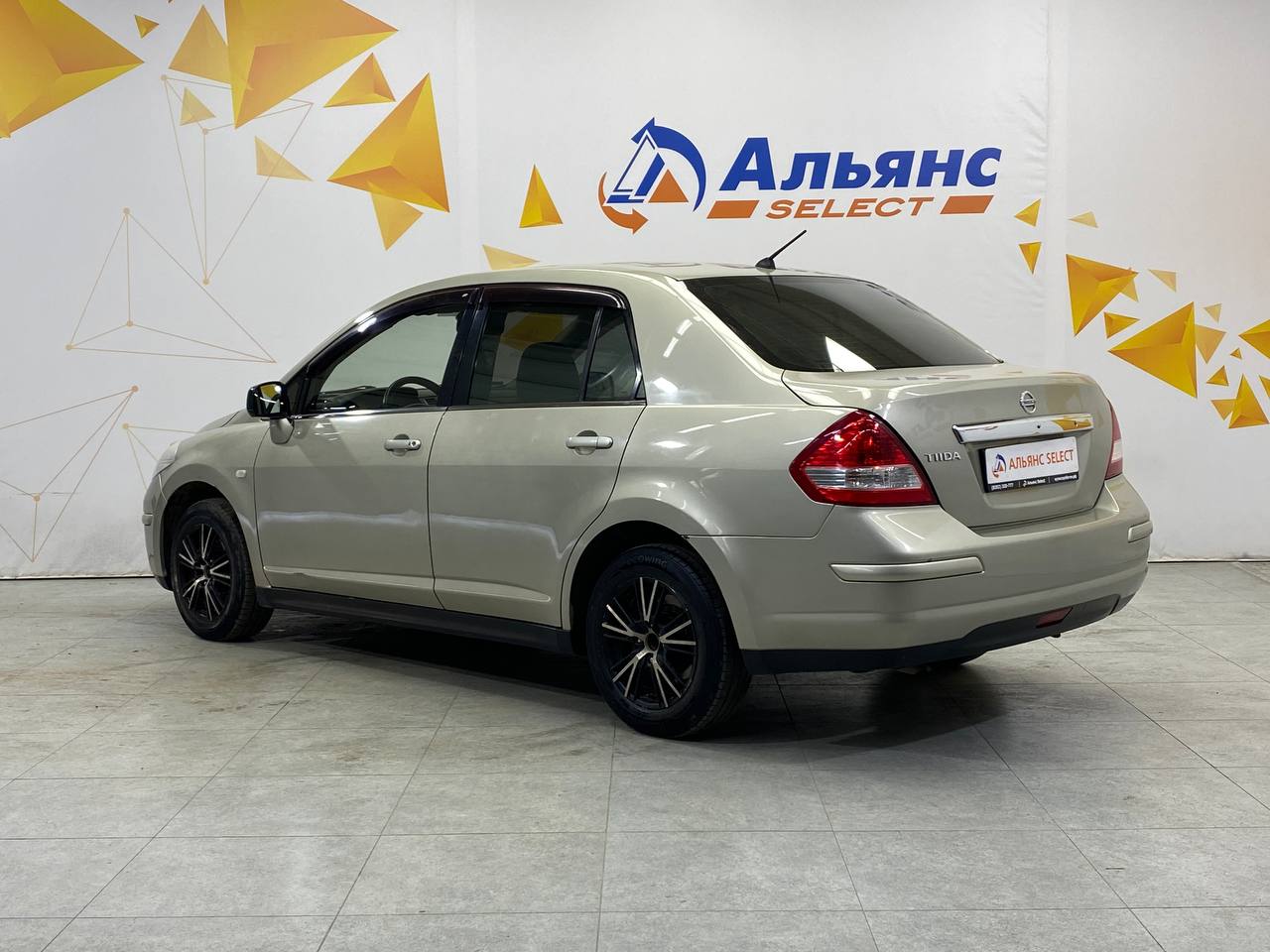 NISSAN TIIDA