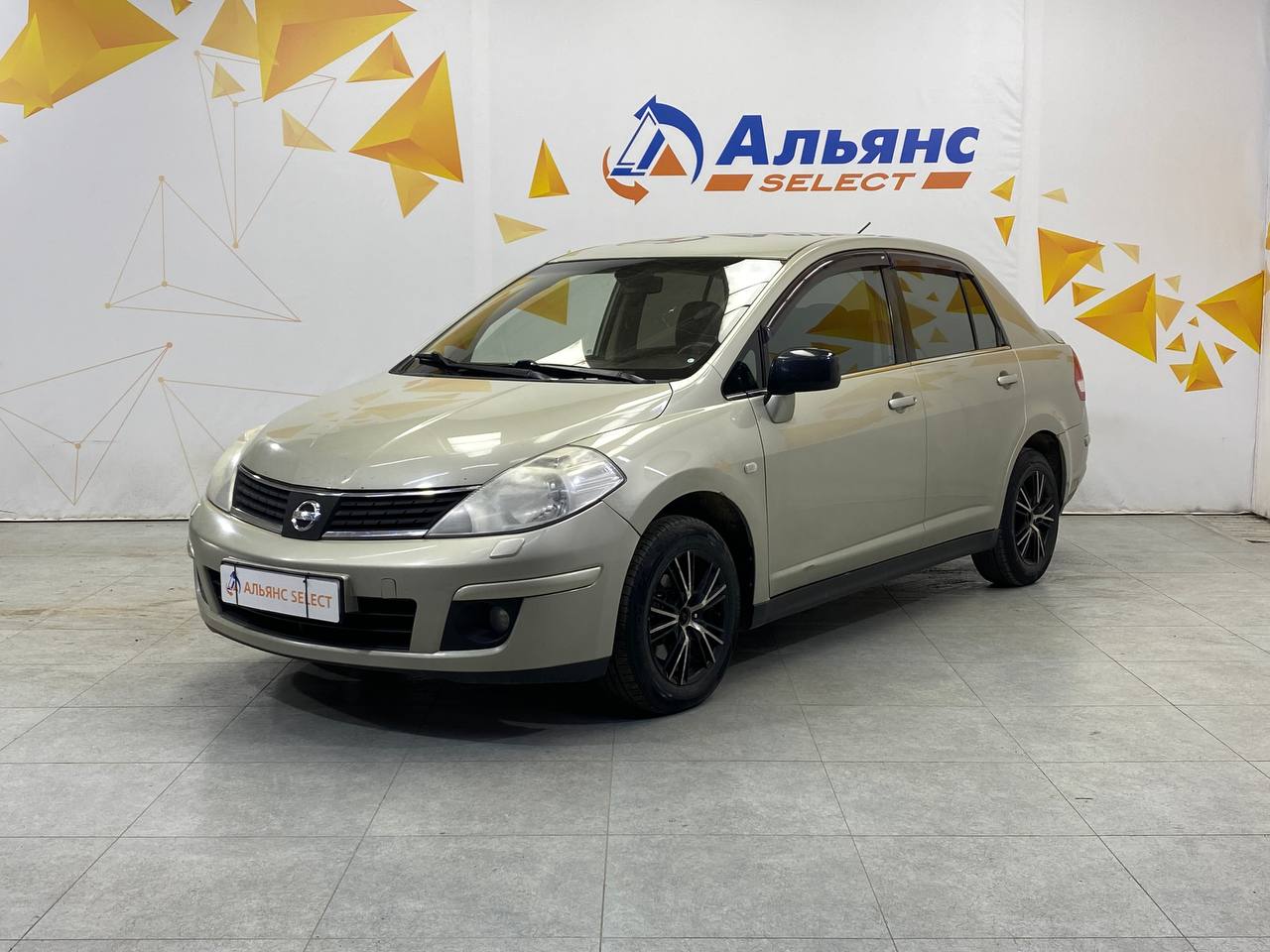 NISSAN TIIDA