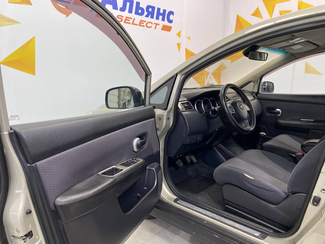 NISSAN TIIDA