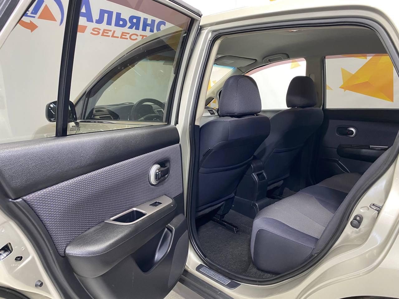 NISSAN TIIDA