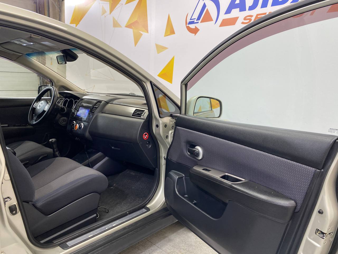 NISSAN TIIDA