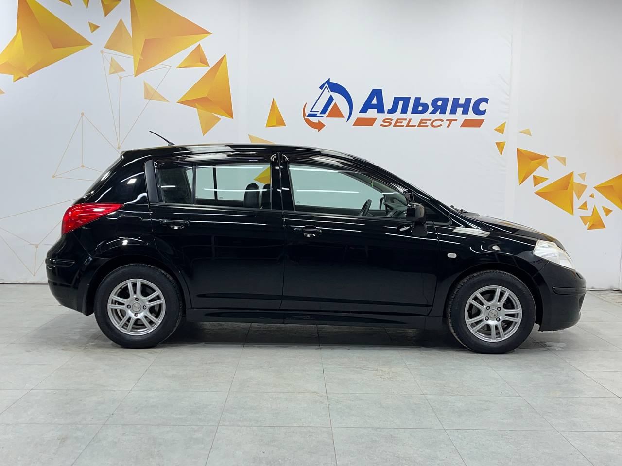 NISSAN TIIDA
