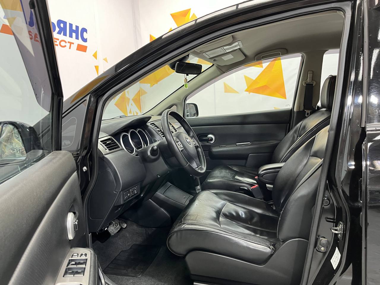 NISSAN TIIDA