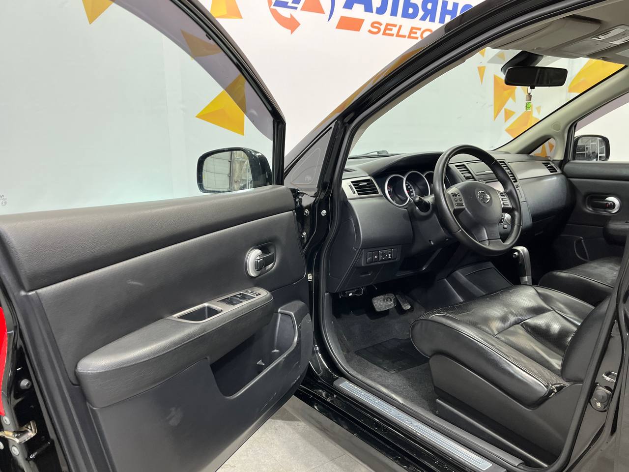 NISSAN TIIDA
