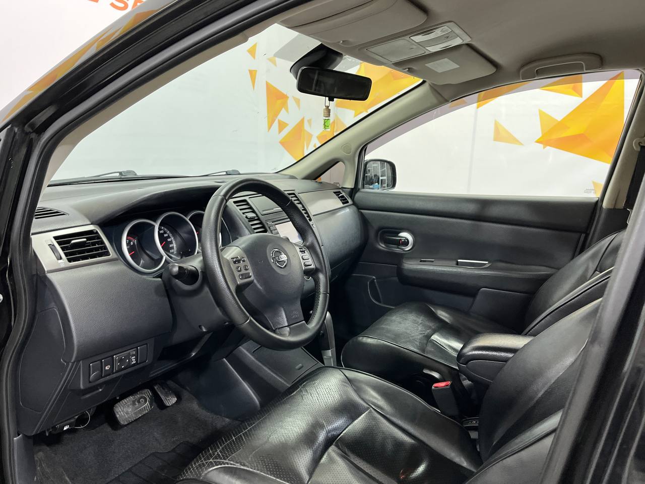 NISSAN TIIDA