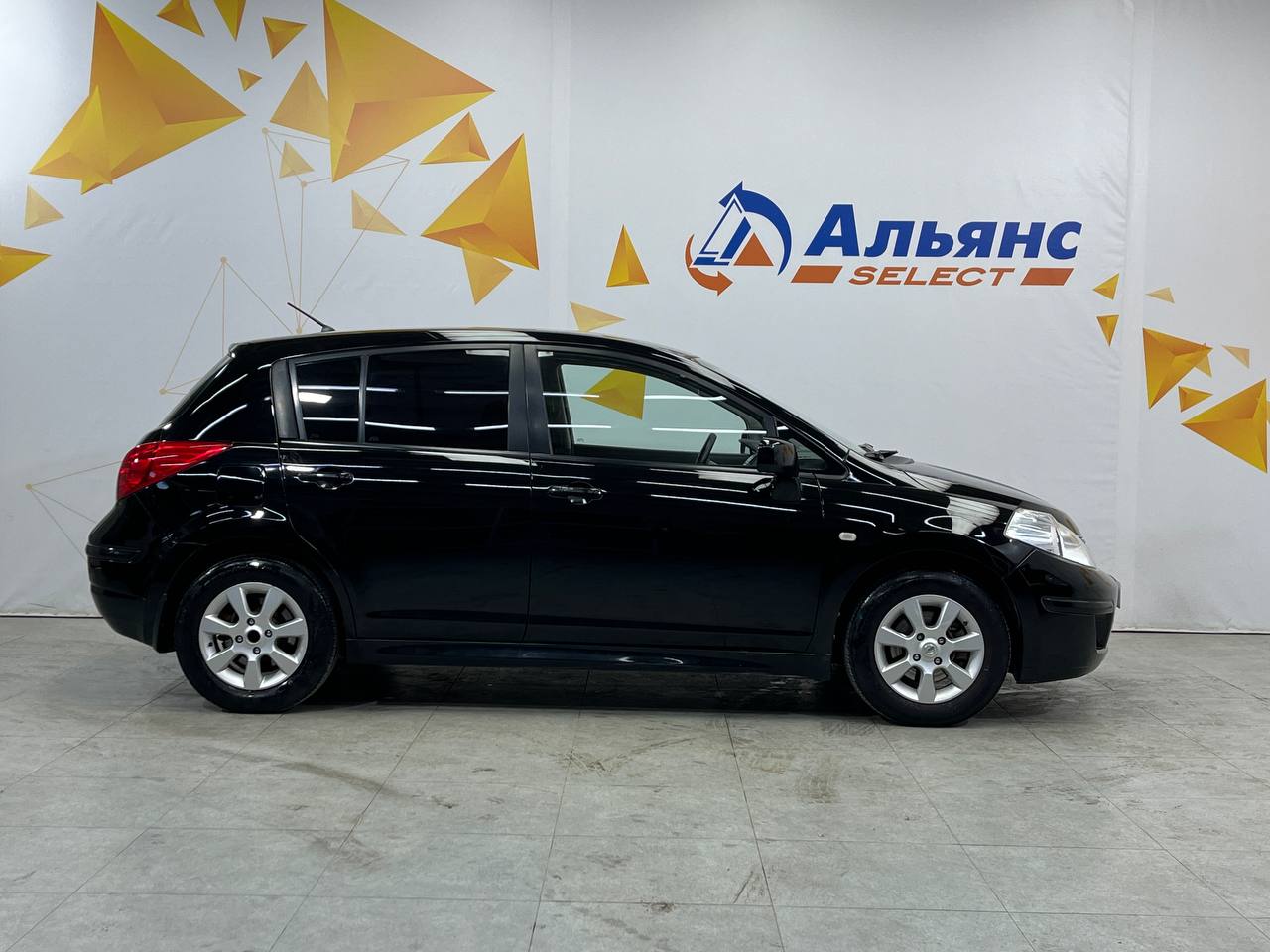 NISSAN TIIDA