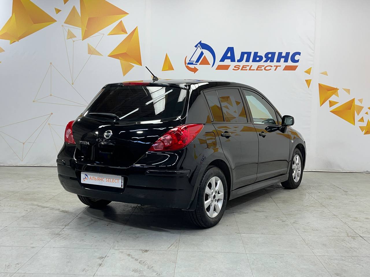 NISSAN TIIDA