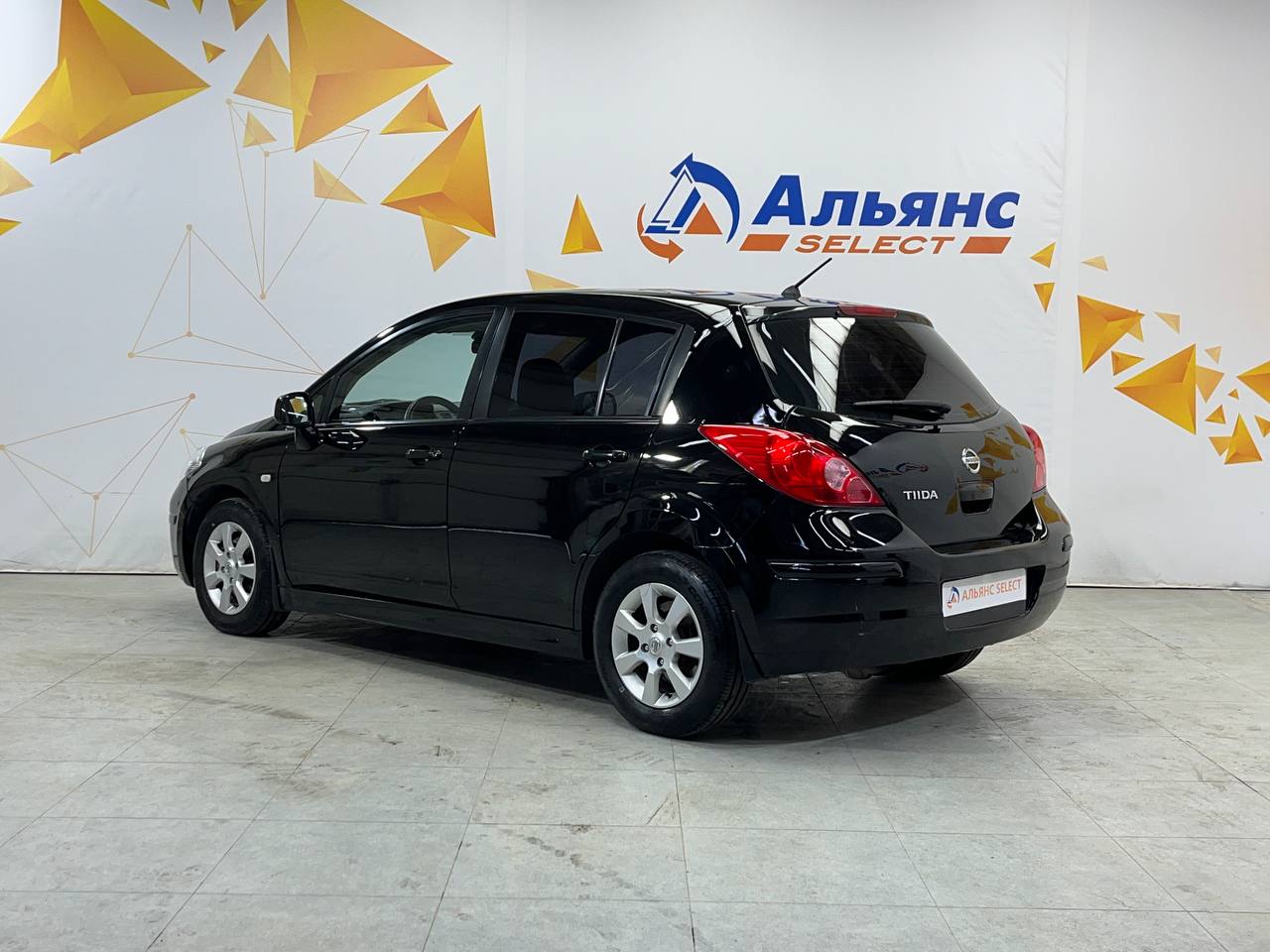 NISSAN TIIDA