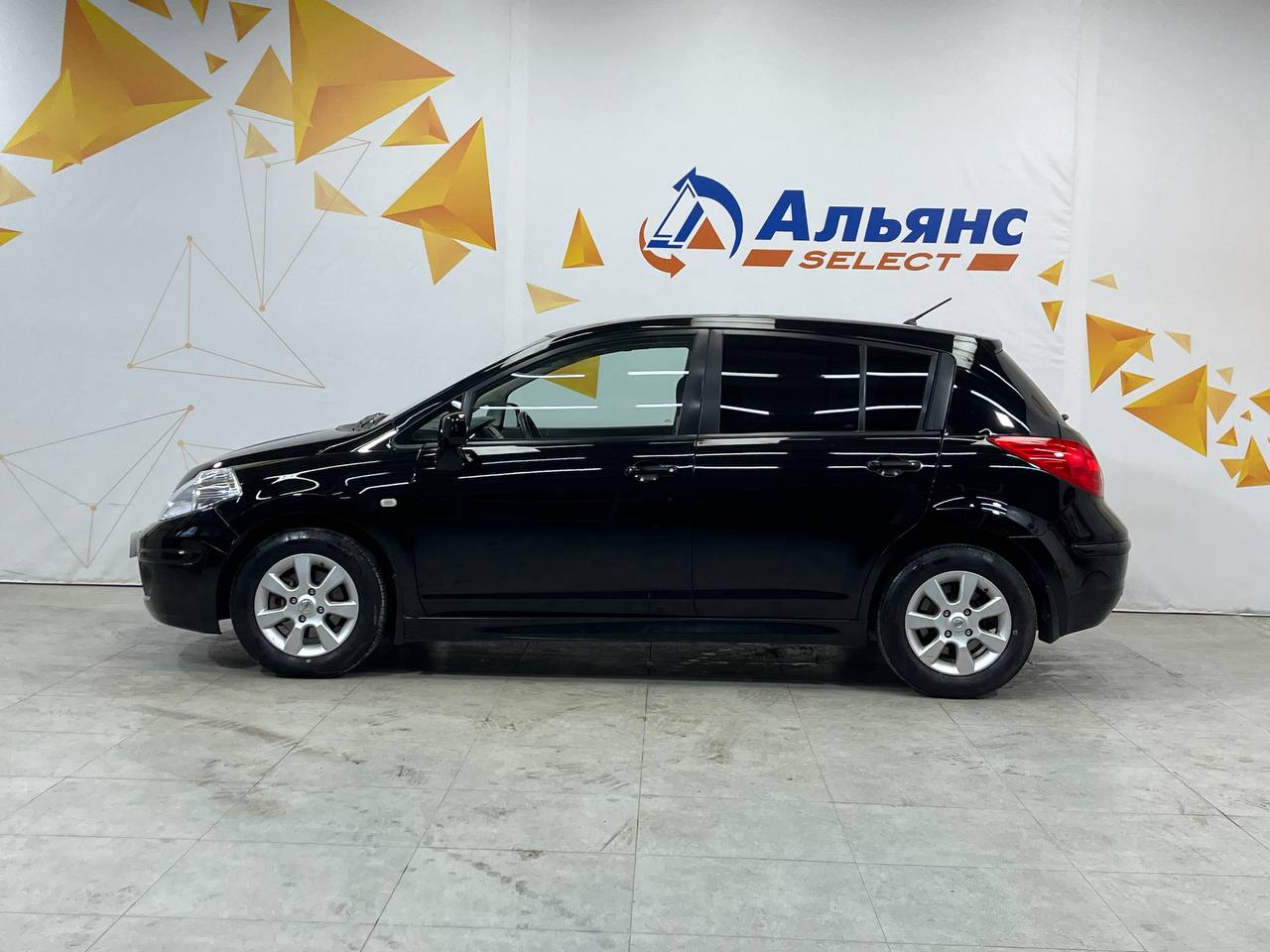 NISSAN TIIDA