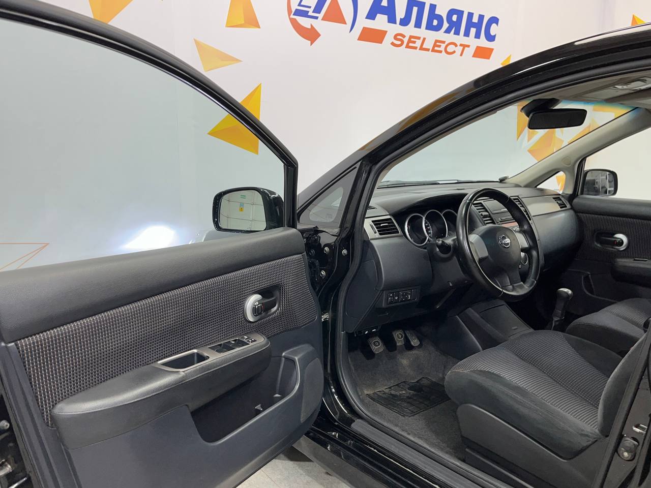 NISSAN TIIDA