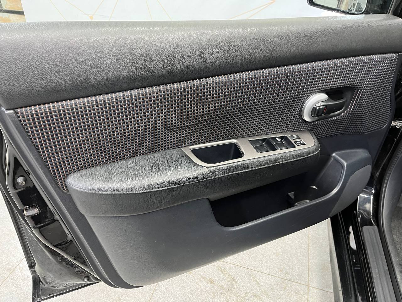 NISSAN TIIDA