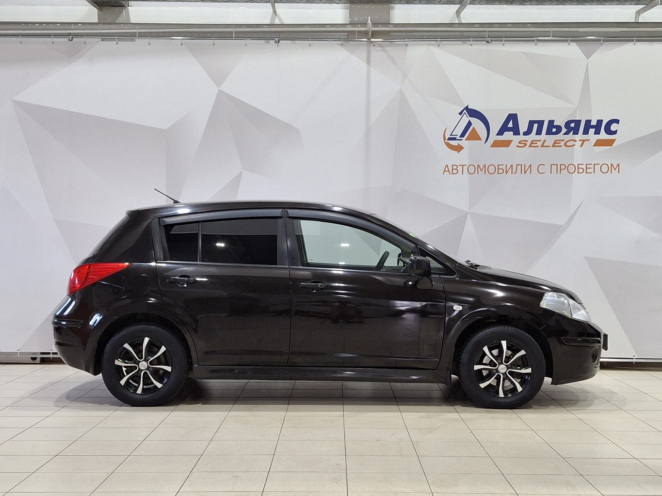 NISSAN TIIDA
