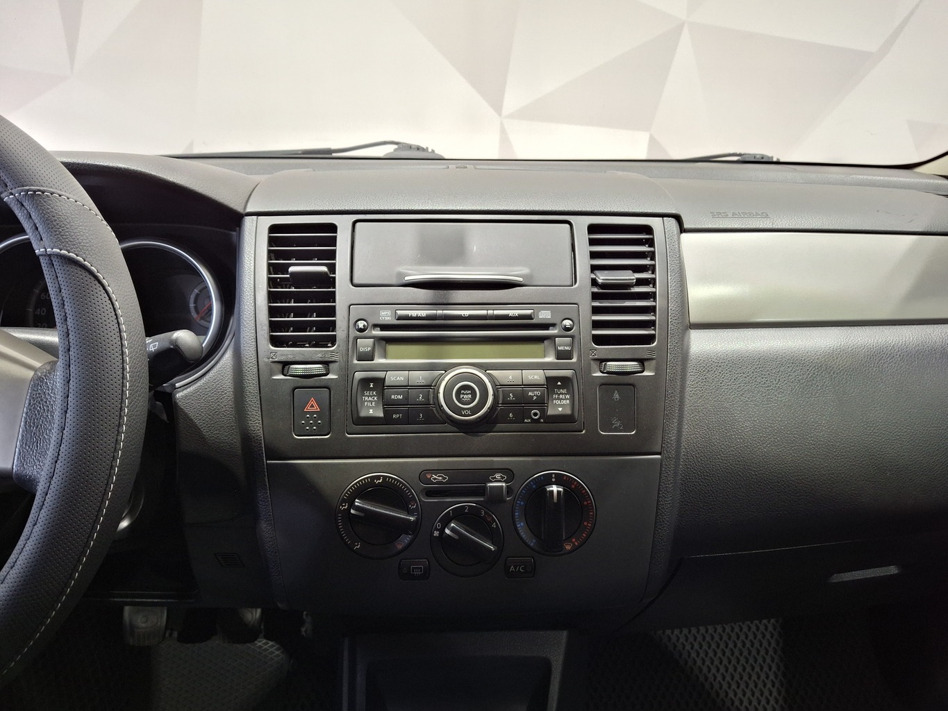 NISSAN TIIDA