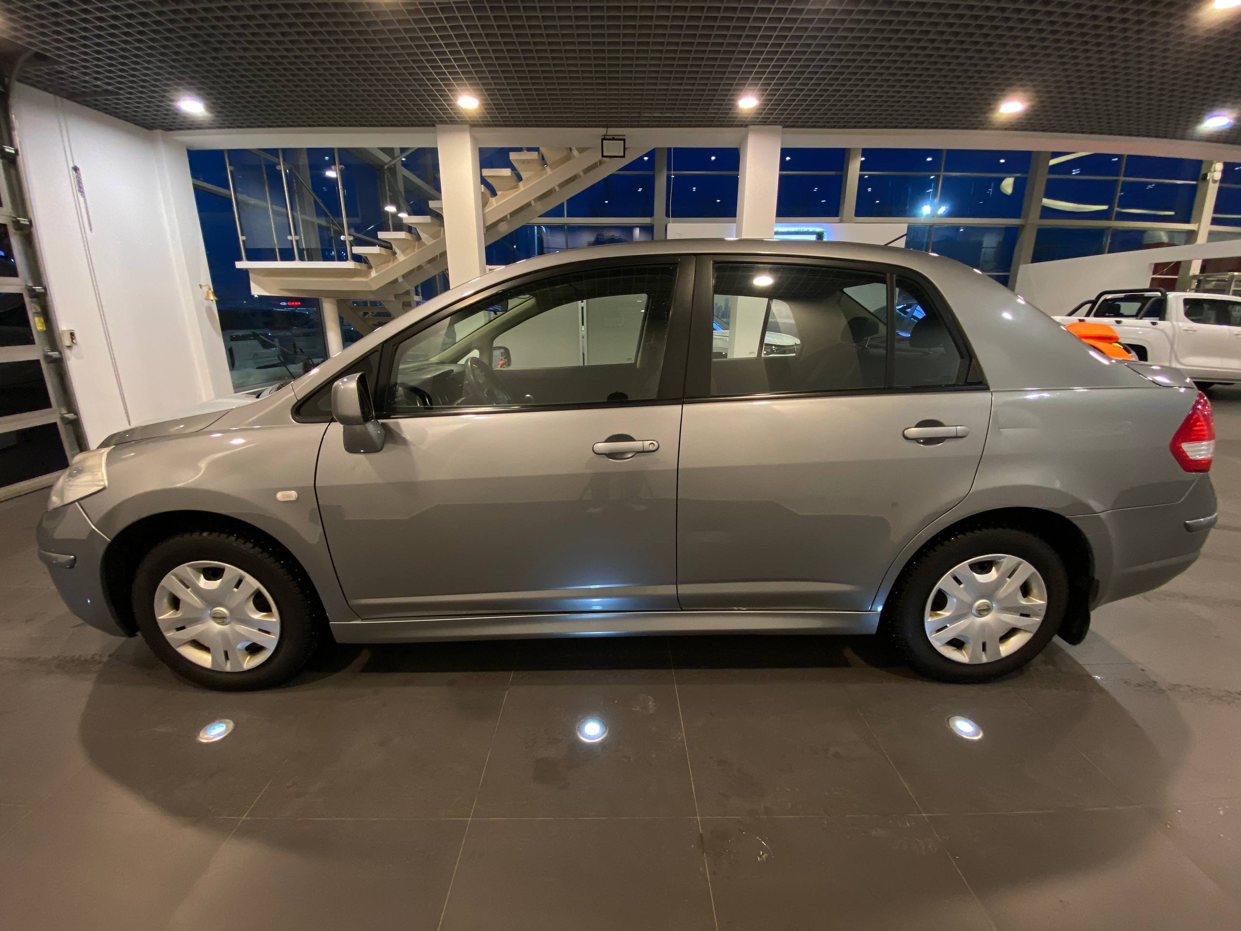 NISSAN TIIDA