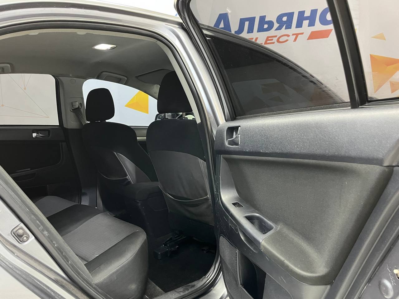 MITSUBISHI LANCER