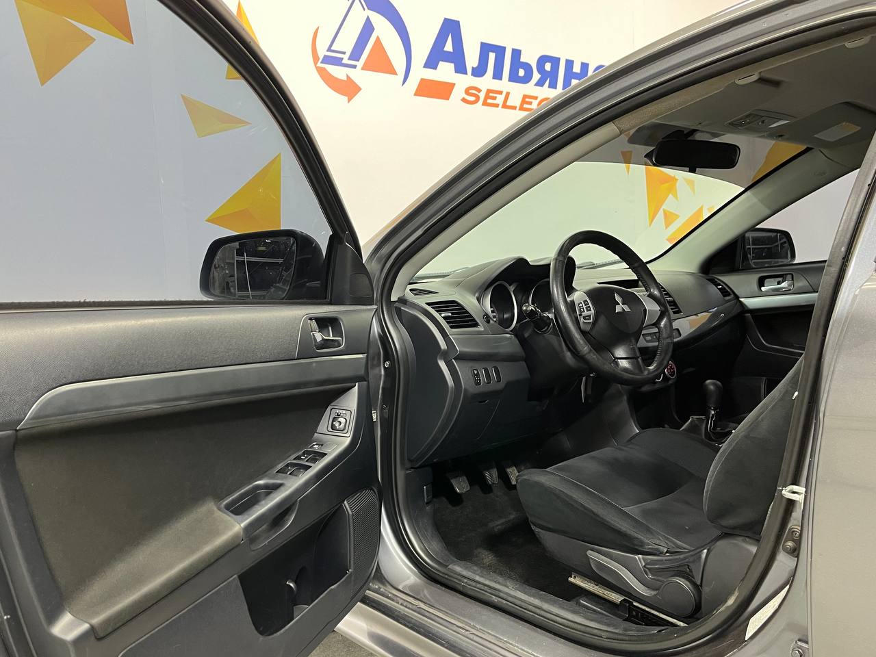 MITSUBISHI LANCER