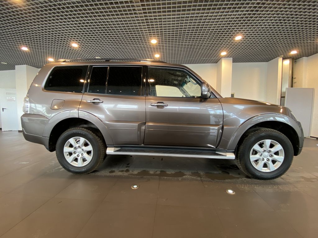 MITSUBISHI PAJERO