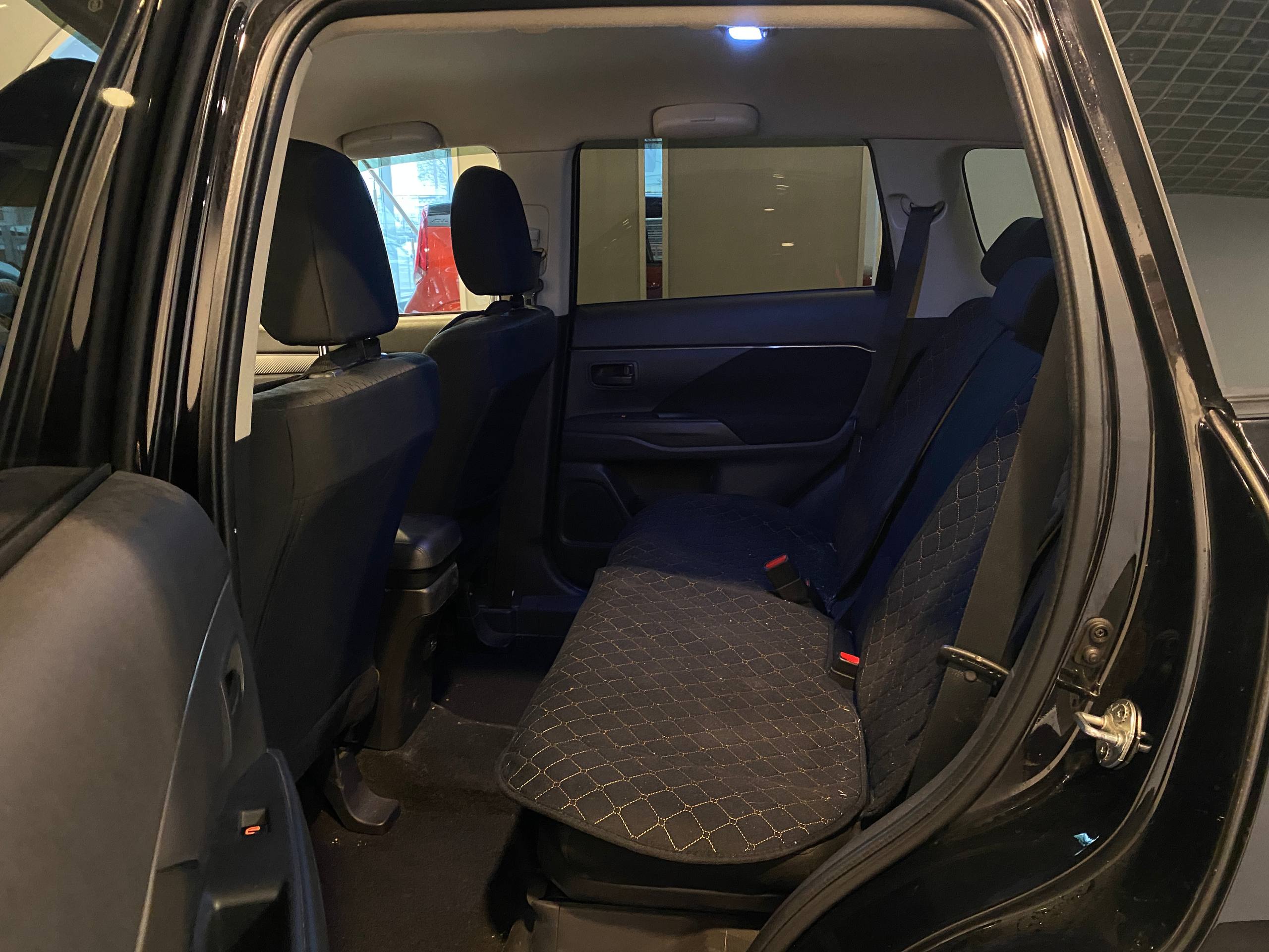 MITSUBISHI OUTLANDER