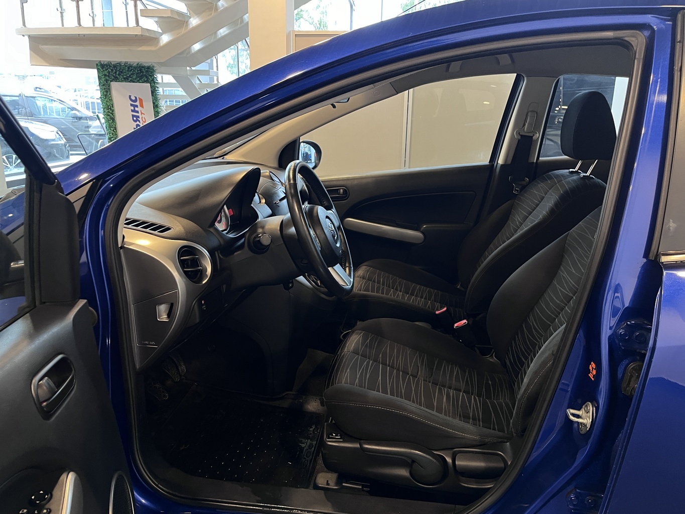 MAZDA 2