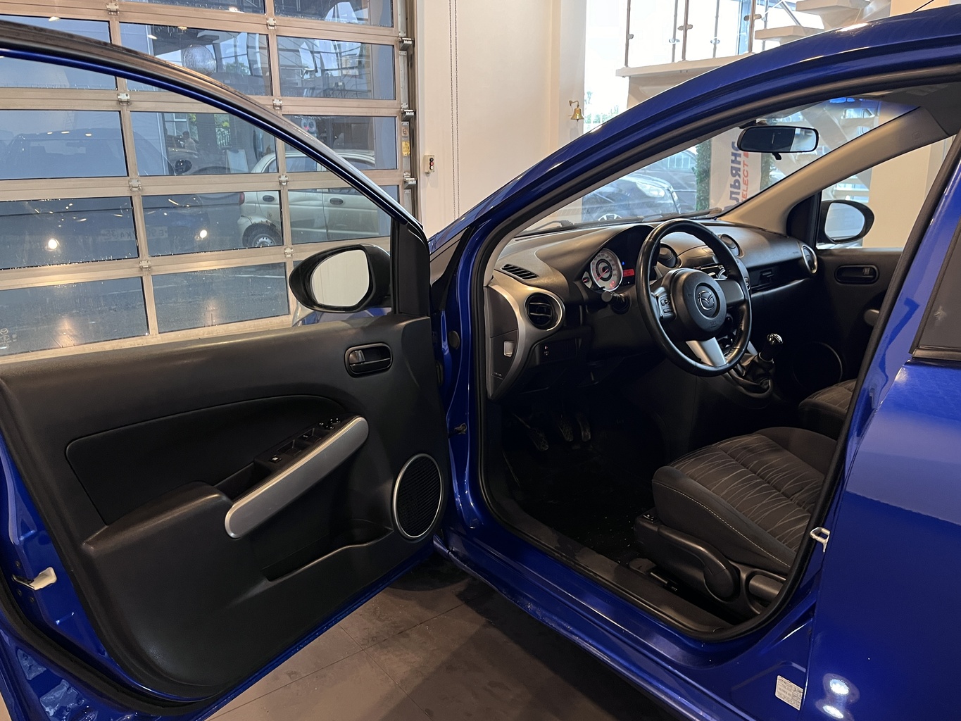 MAZDA 2
