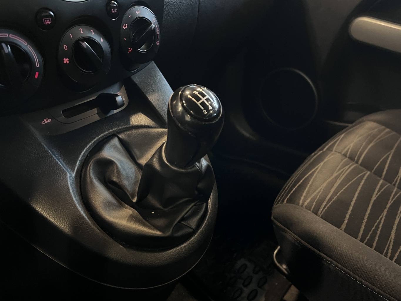 MAZDA 2