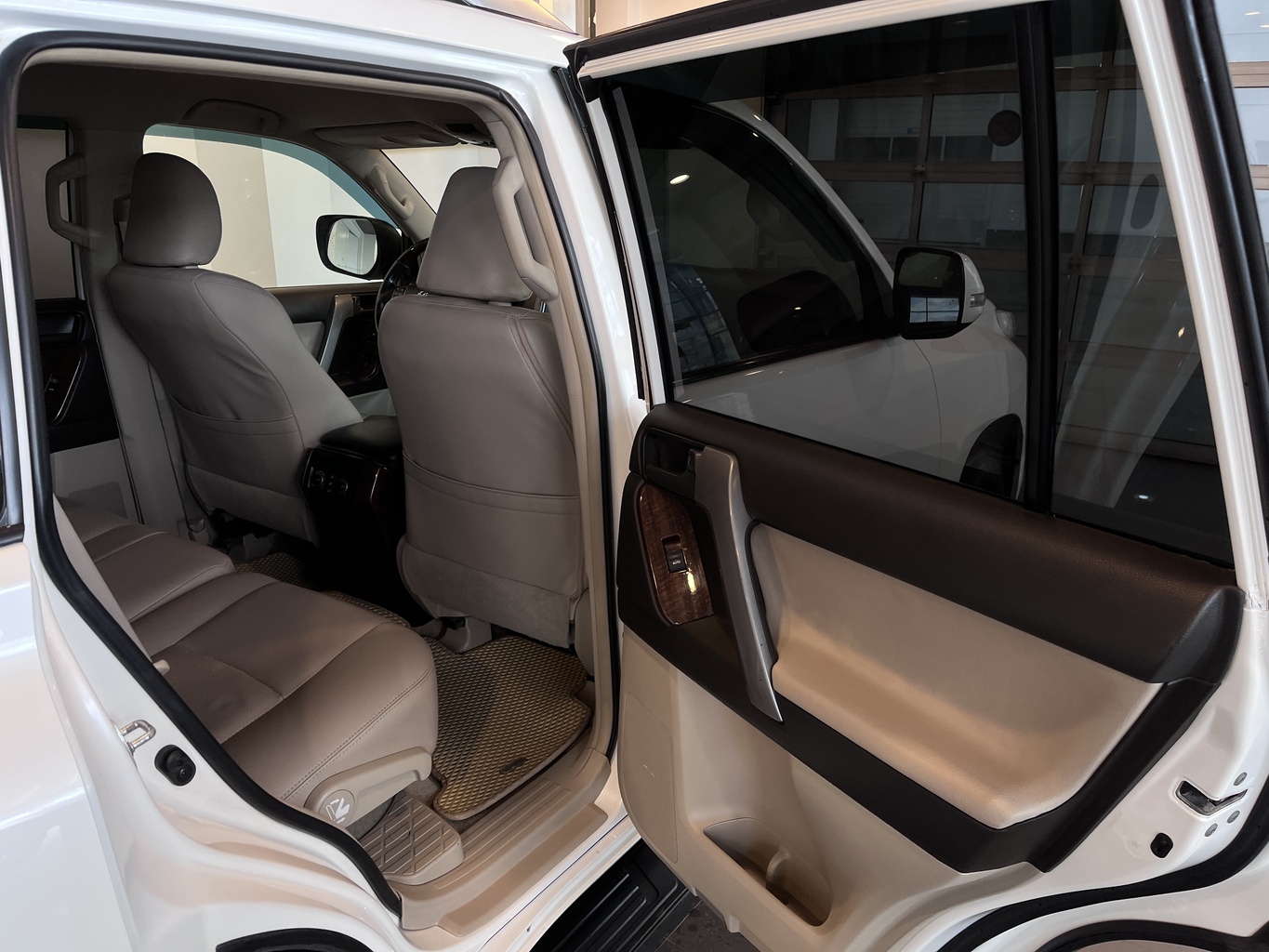 TOYOTA LAND CRUSER