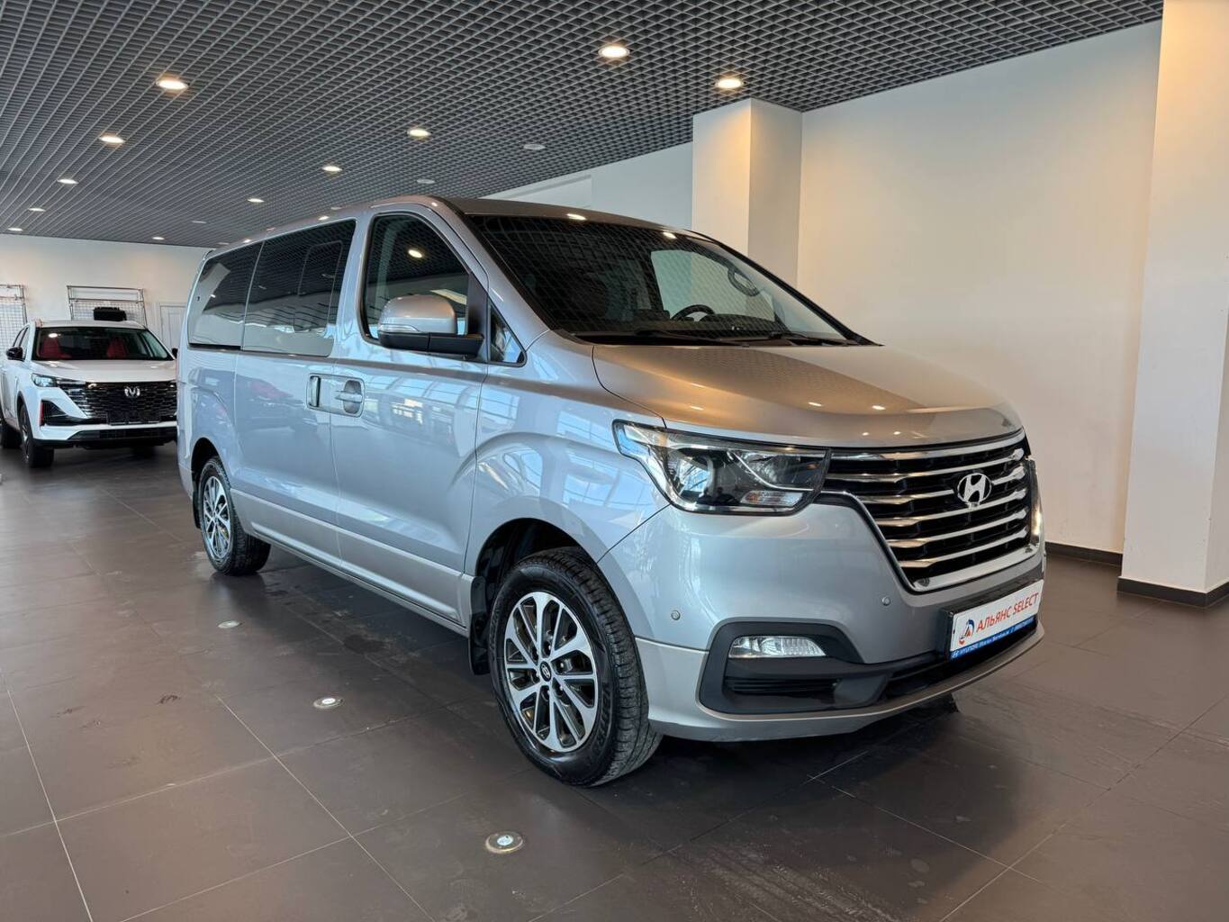 HYUNDAI GRAND STAREX