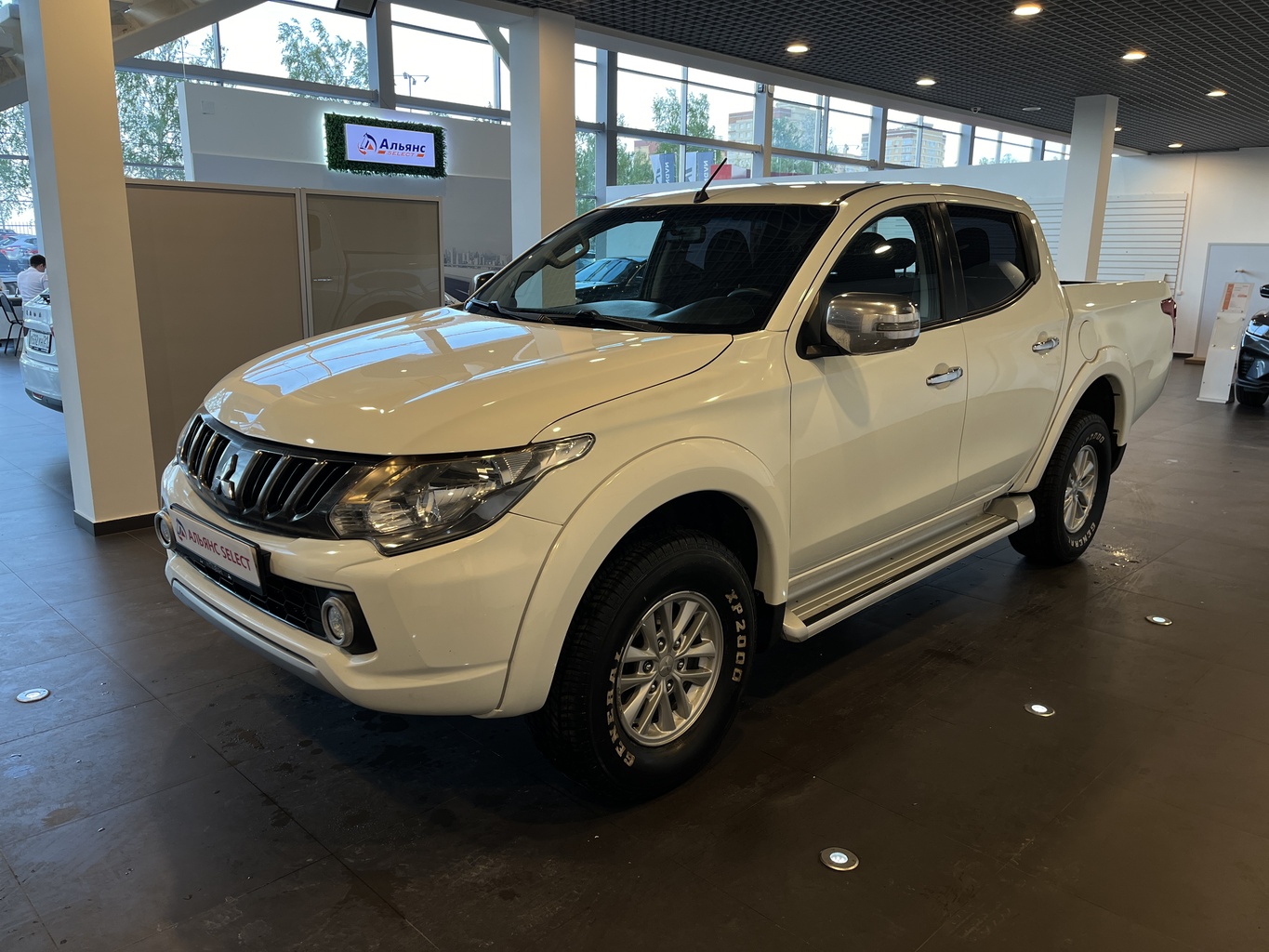 MITSUBISHI L200