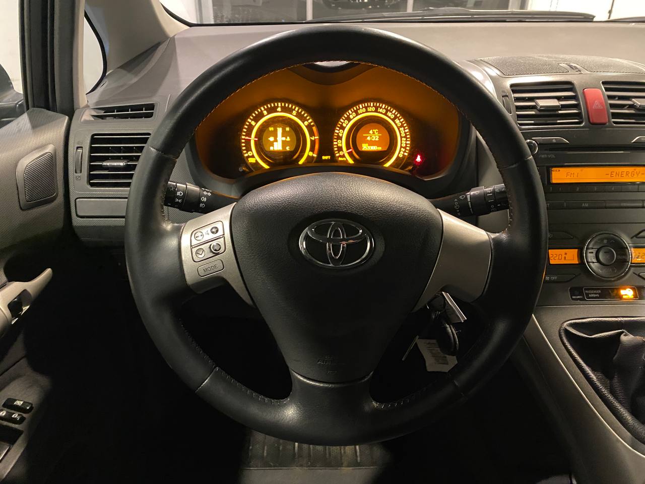 TOYOTA AURIS