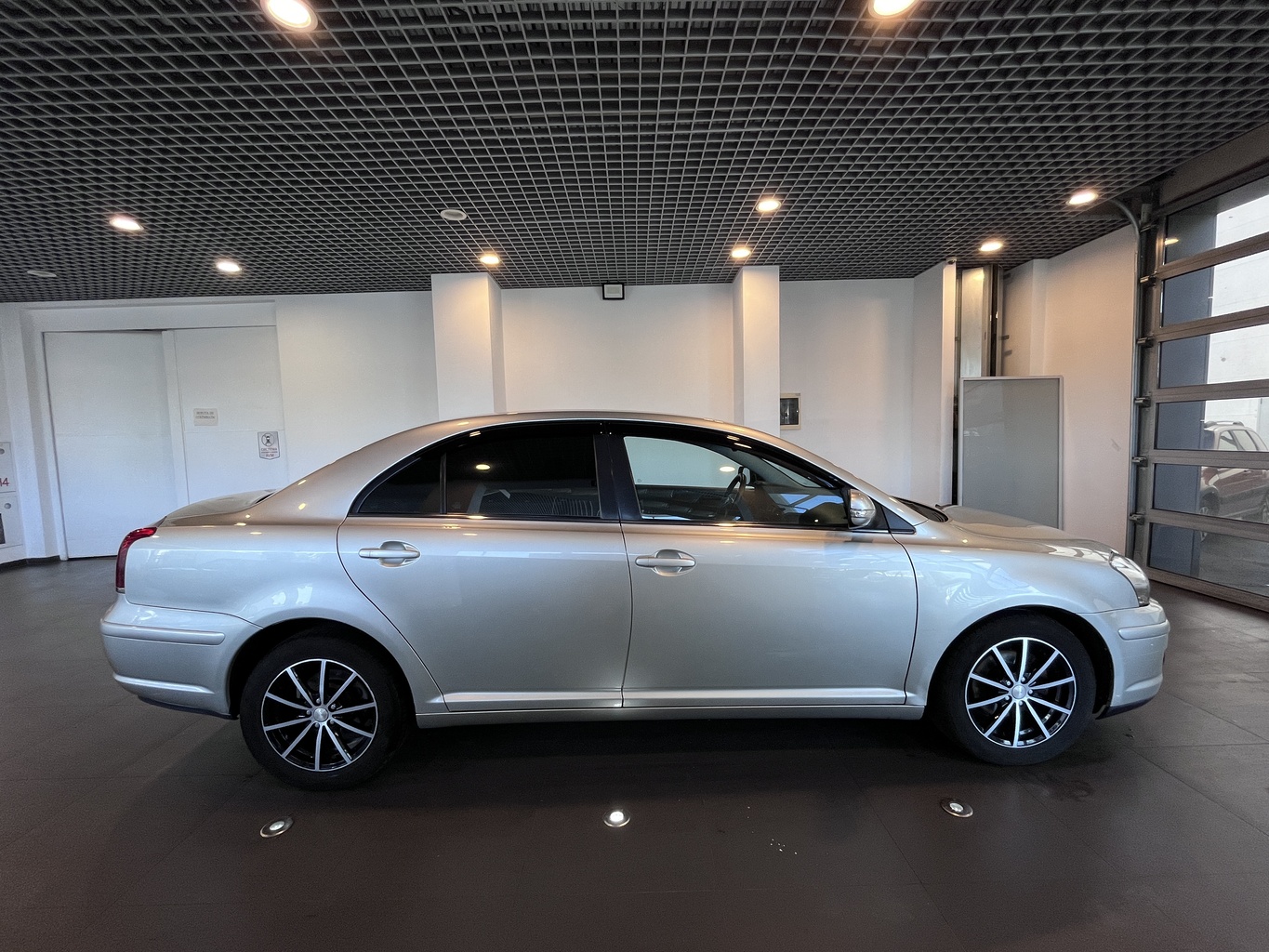TOYOTA AVENSIS