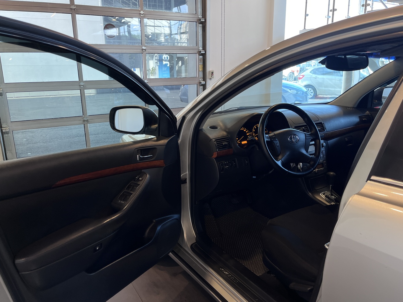 TOYOTA AVENSIS