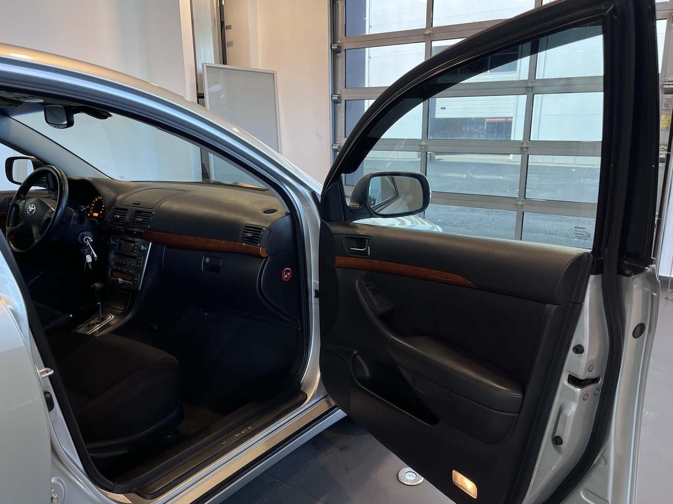 TOYOTA AVENSIS