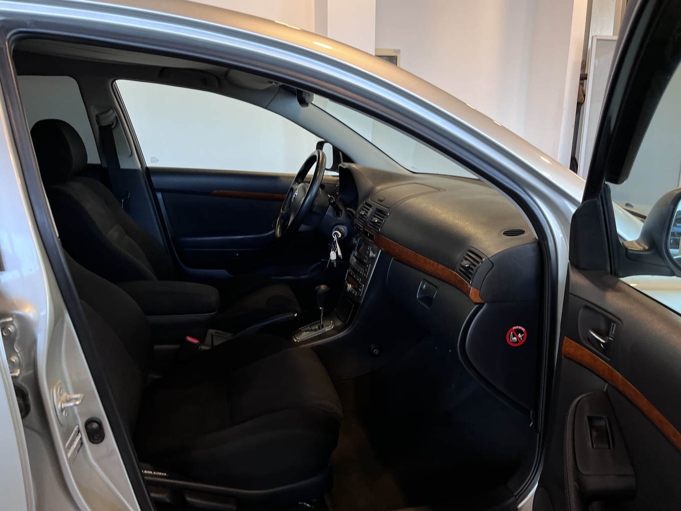 TOYOTA AVENSIS
