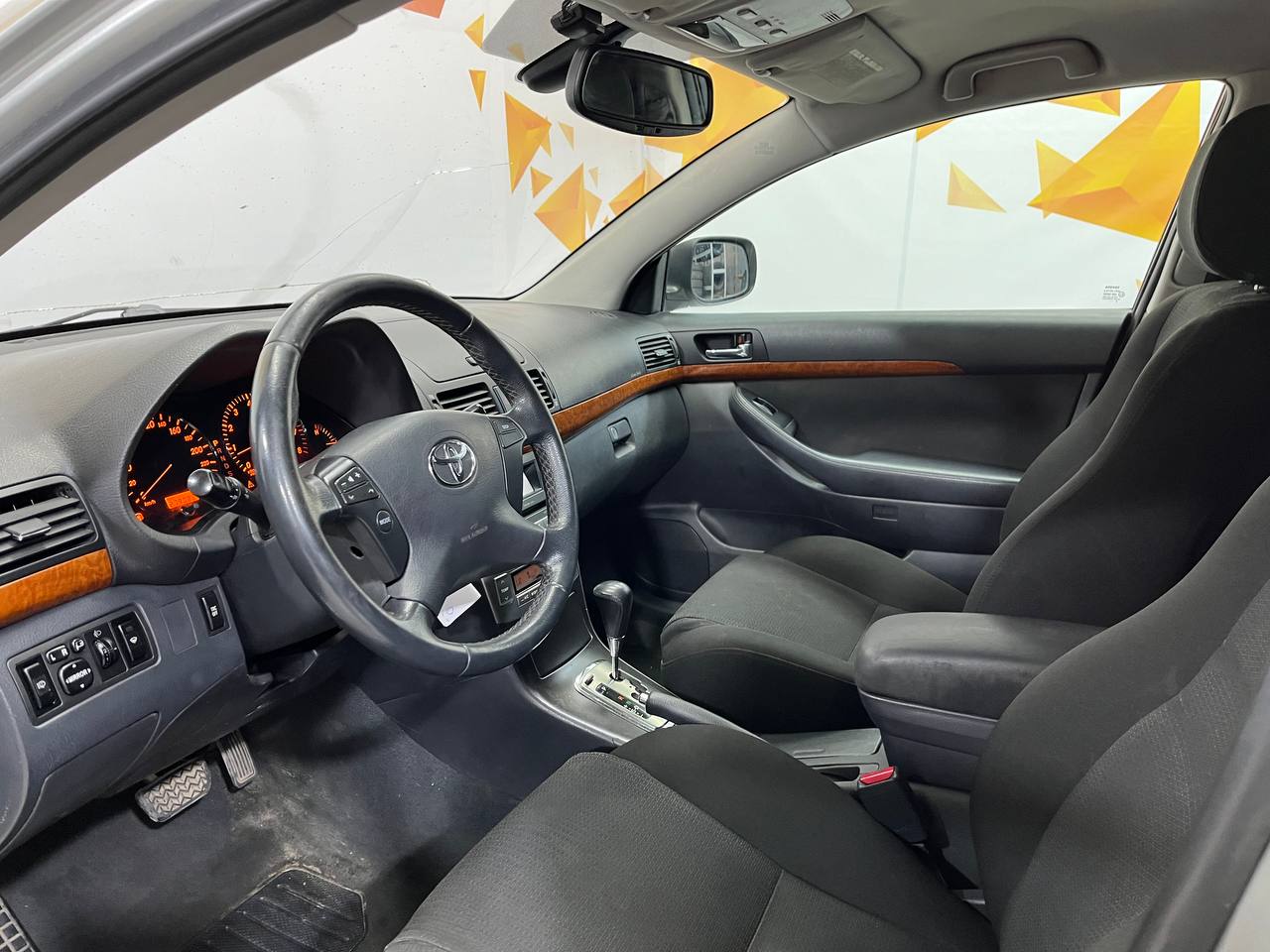 TOYOTA AVENSIS