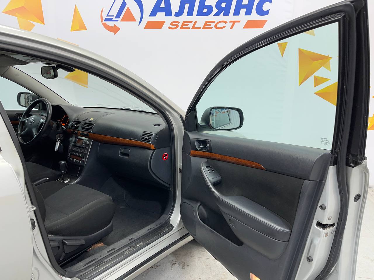 TOYOTA AVENSIS