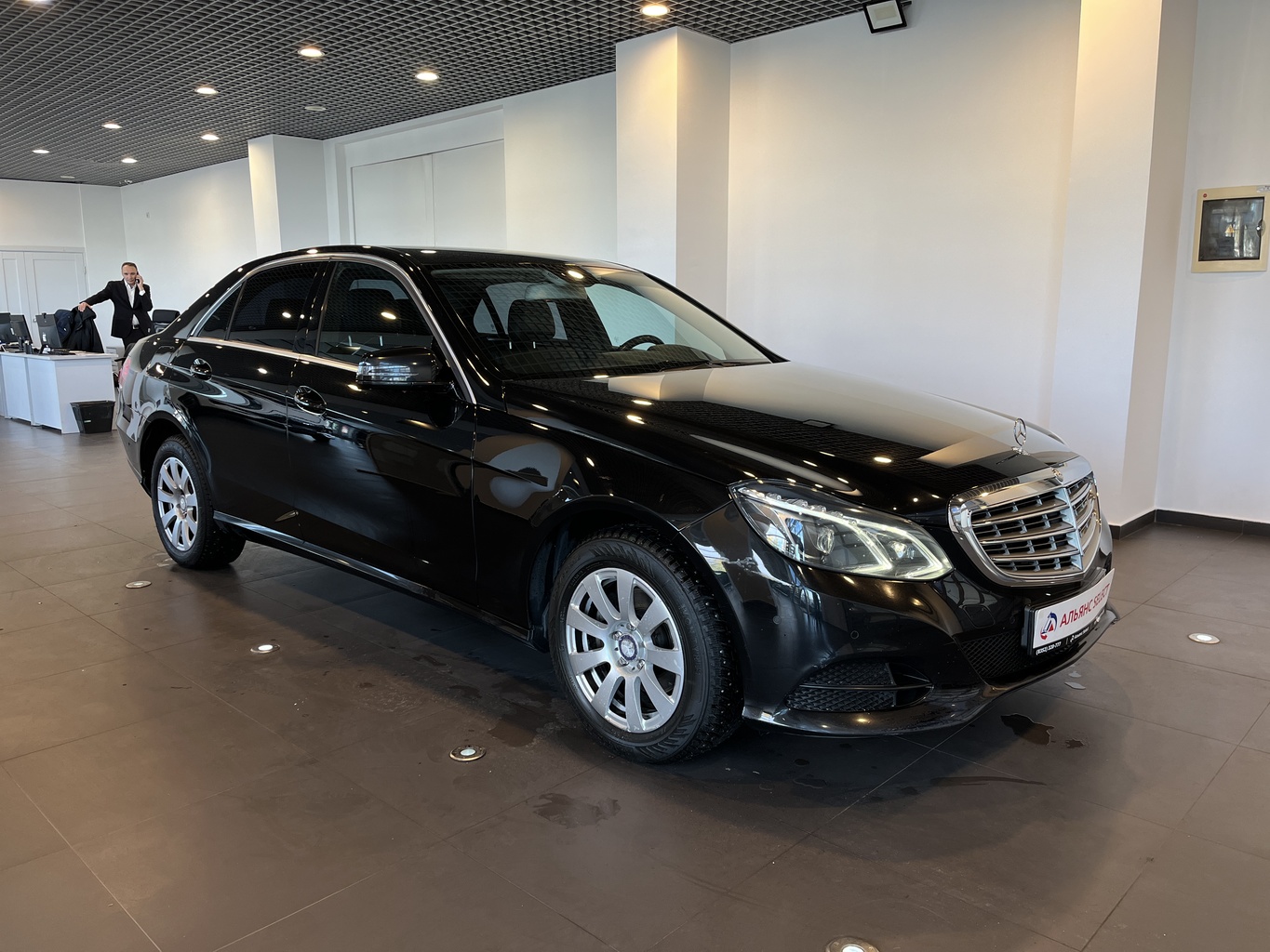 MERCEDES-BENZ E200