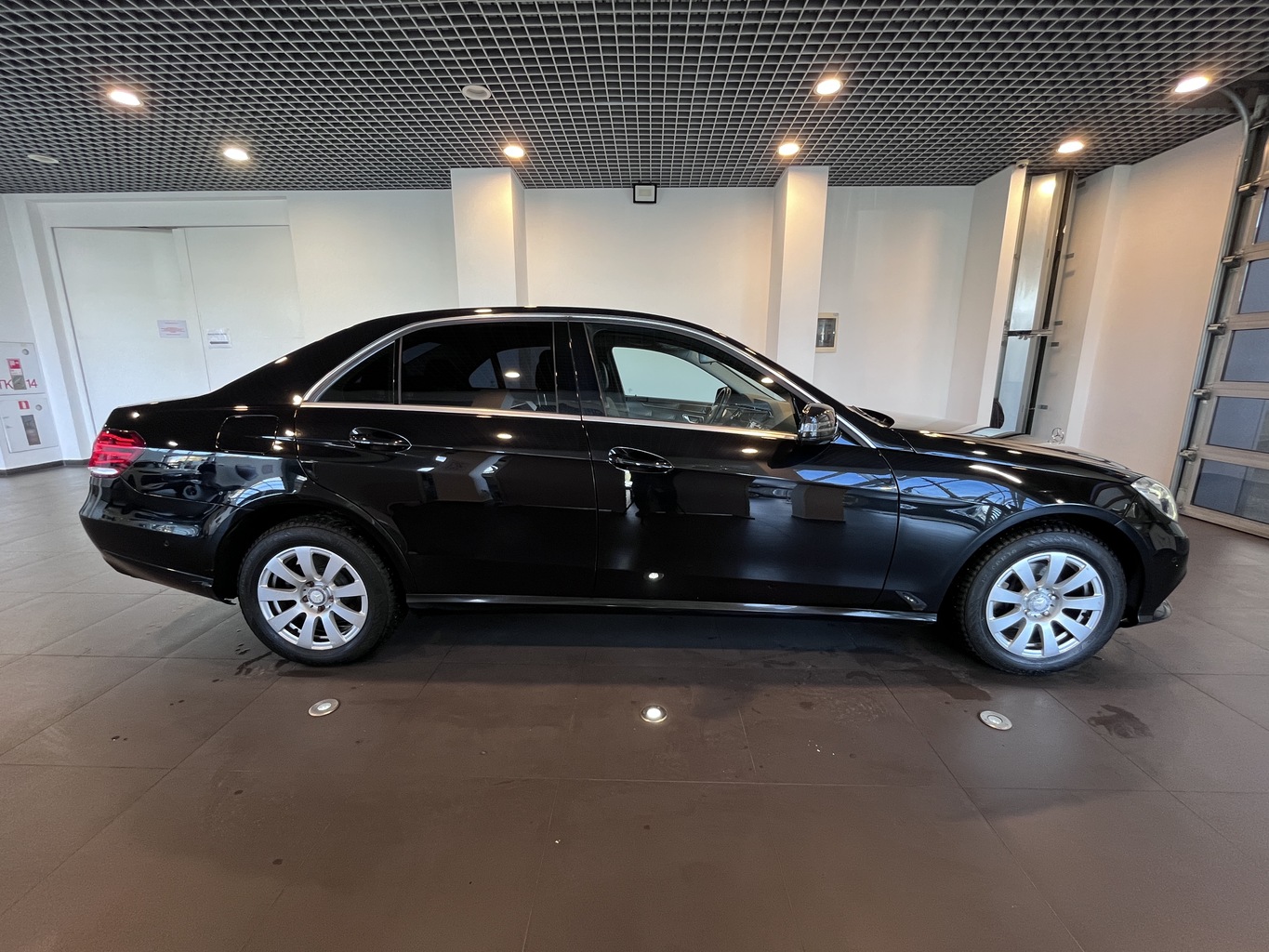 MERCEDES-BENZ E200