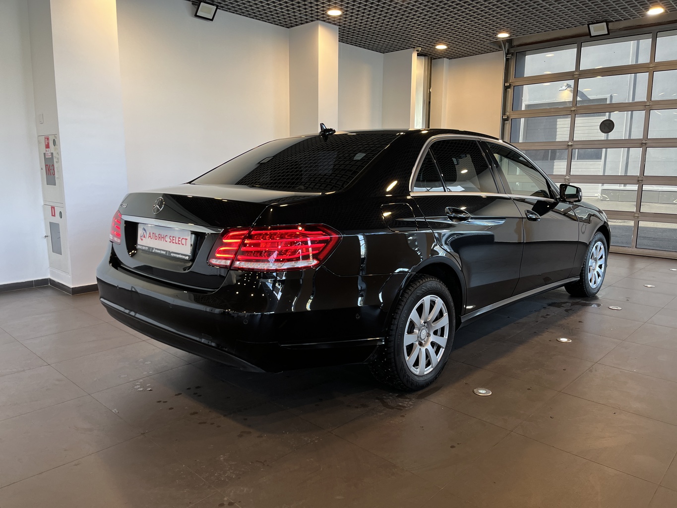 MERCEDES-BENZ E200