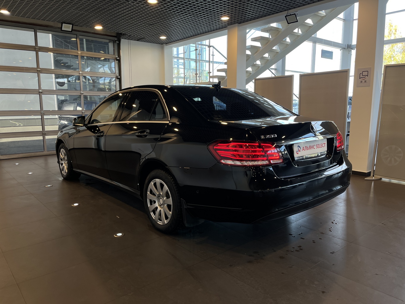MERCEDES-BENZ E200