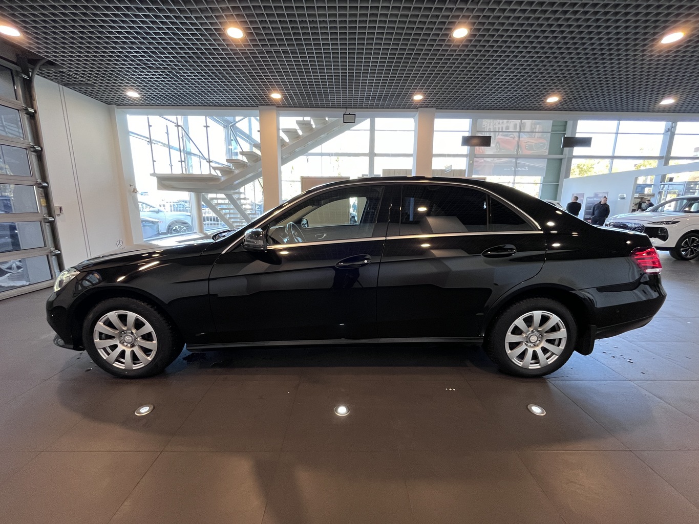 MERCEDES-BENZ E200